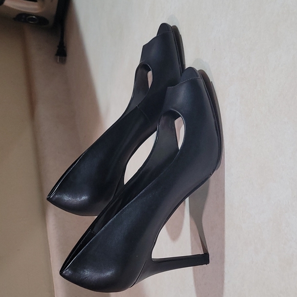 Le Chateau black size 8 peekaboo heel - Picture 2 of 4